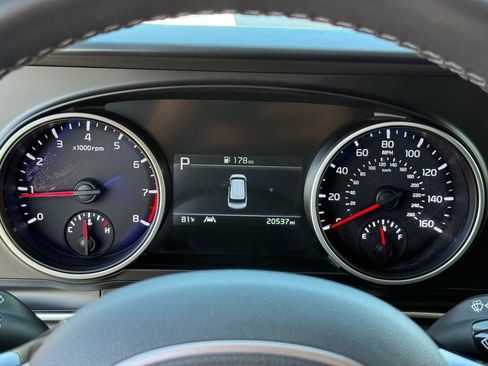 Used 2023 Kia Carnival LX image 15