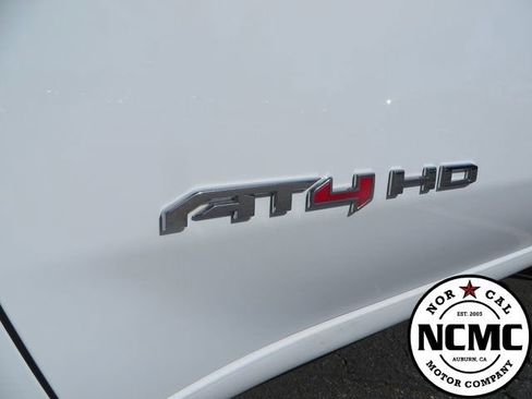 Used 2025 GMC Sierra 2500 AT4 image 12