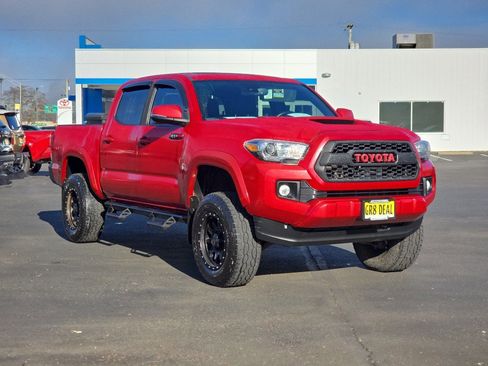 Used 2019 Toyota Tacoma TRD Sport image 2