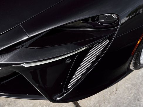 Used 2025 McLaren Artura Spider image 8