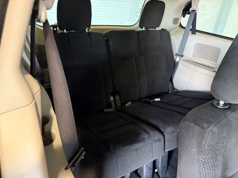 Used 2017 Dodge Grand Caravan SE FWD image 13