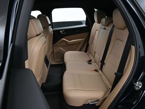 Used 2021 Porsche Cayenne AWD/4WD image 24