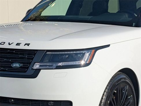 Used 2025 Land Rover Range Rover SE image 8
