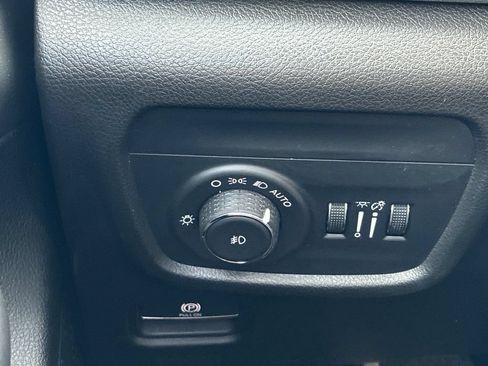 Used 2023 Jeep Grand Cherokee Overland w/ Luxury Tech Group IV AWD/4WD image 33