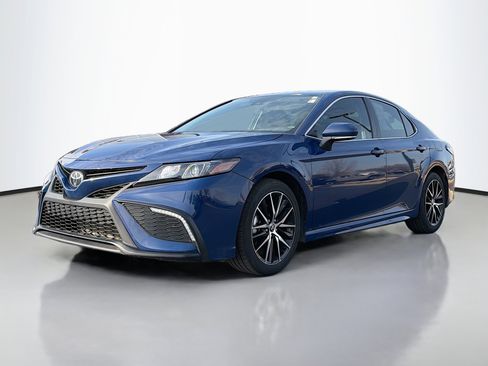 Used 2024 Toyota Camry SE image 11