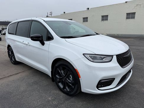 New 2026 Chrysler Pacifica Select image 8