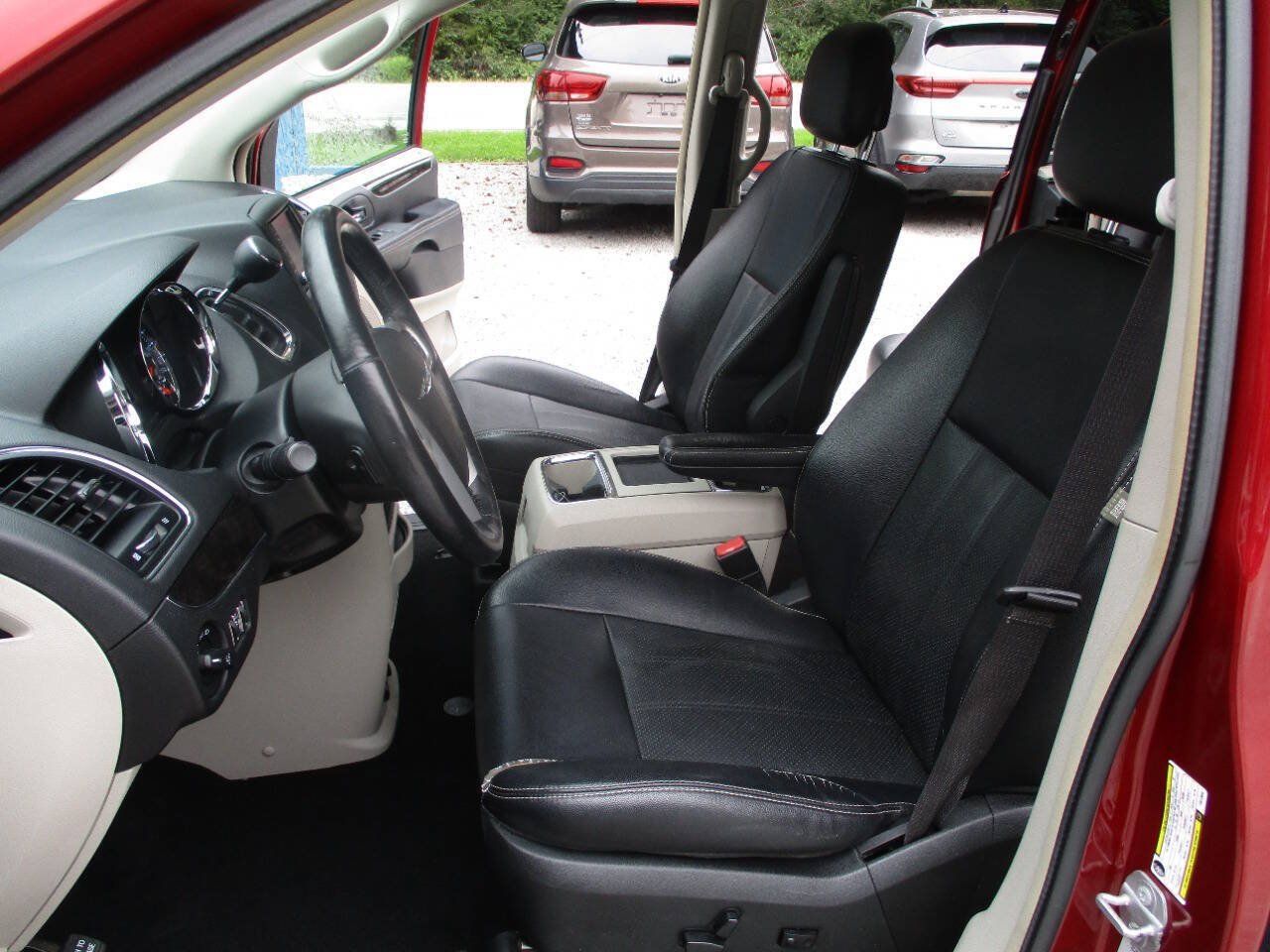 Used 2015 Chrysler Town & Country Touring-L w/ Driver Convenience Group FWD image 19