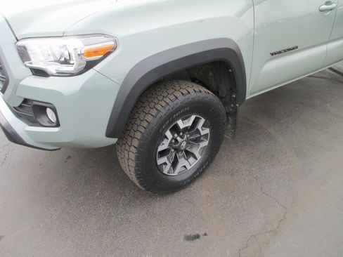 Used 2022 Toyota Tacoma TRD Off-Road image 12