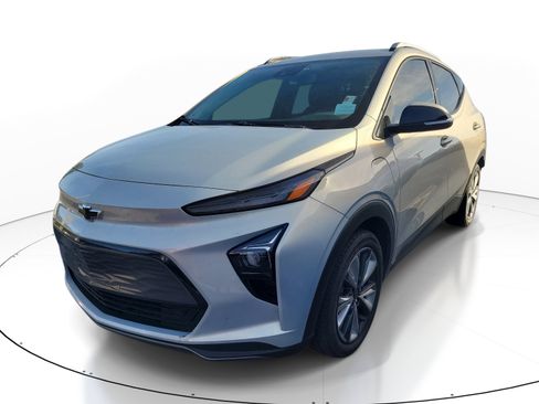 Used 2022 Chevrolet Bolt EUV LT w/ Convenience Package image 3