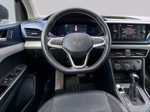 Used 2022 Volkswagen Taos SE w/ Panoramic Sunroof Package FWD image 6