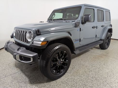 Used 2025 Jeep Wrangler Sahara AWD/4WD image 3