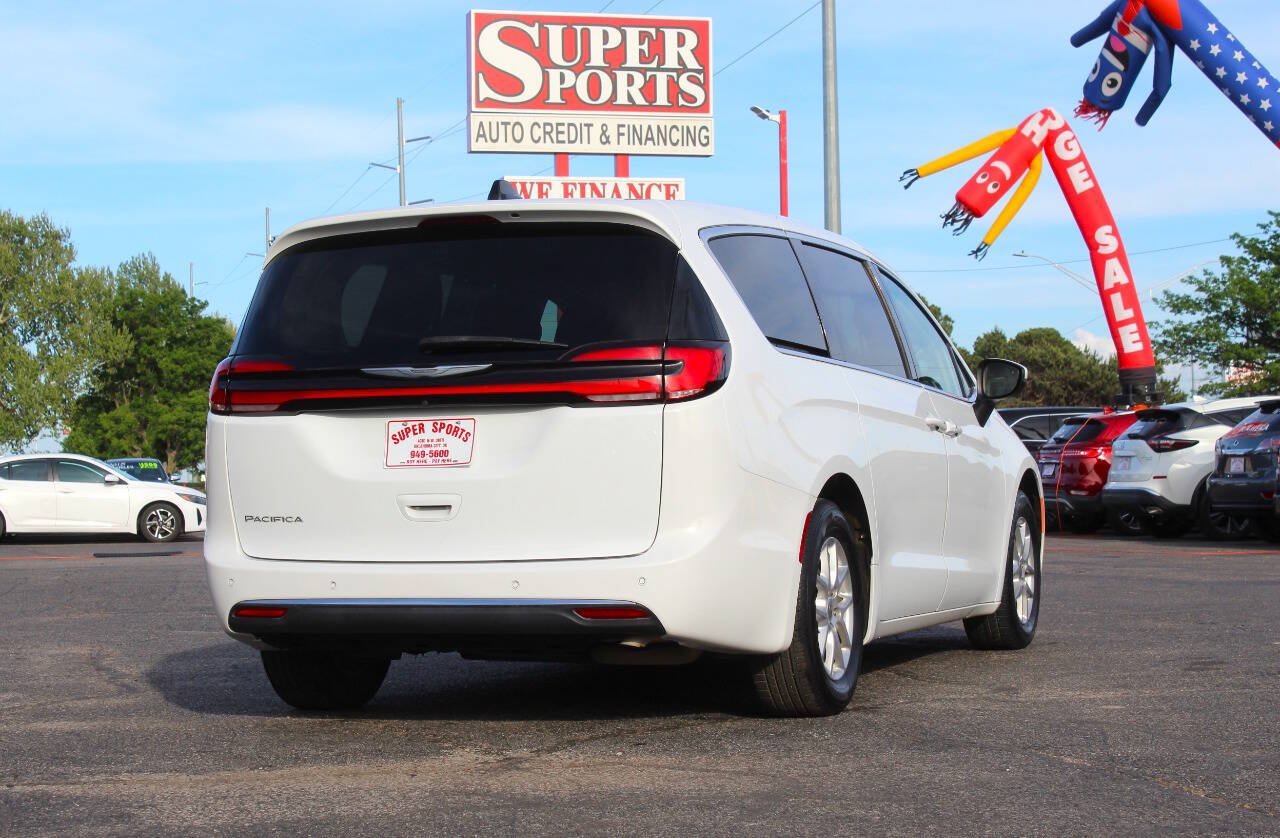 Used 2023 Chrysler Pacifica Touring-L FWD image 4