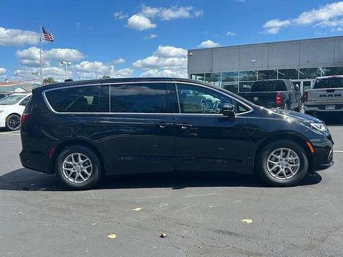New 2026 Chrysler Pacifica Select image 2