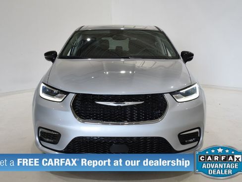 Used 2024 Chrysler Pacifica Touring-L FWD image 2