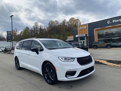 Used 2024 Chrysler Pacifica Limited w/ S Appearance Package