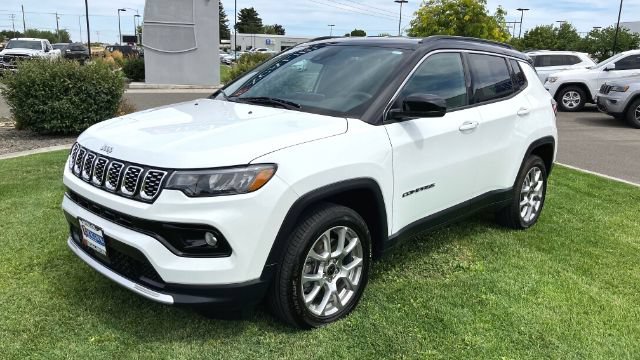 Used 2025 Jeep Compass Limited AWD/4WD image 3