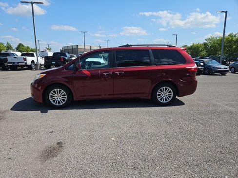 Used 2015 Toyota Sienna XLE FWD image 4