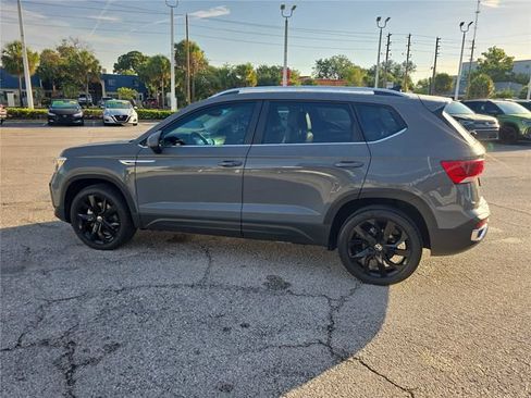 Used 2023 Volkswagen Taos SE w/ Panoramic Sunroof Package FWD image 5