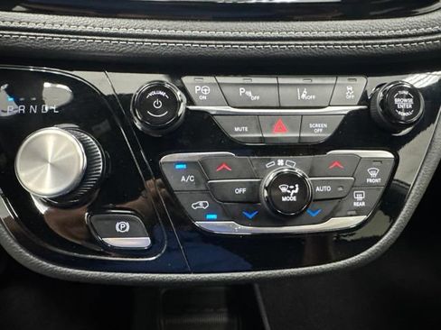 Used 2024 Chrysler Pacifica Limited FWD image 18