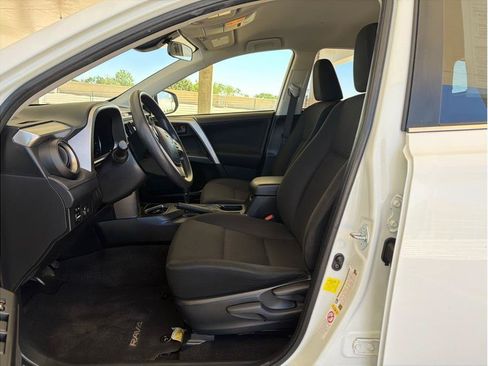 Used 2018 Toyota RAV4 LE FWD image 10