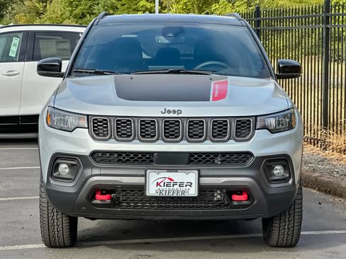 Used 2025 Jeep Compass Trailhawk AWD/4WD image 8