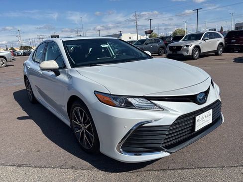 Used 2022 Toyota Camry XLE w/ Navigation Upgrade Package FWD image 3