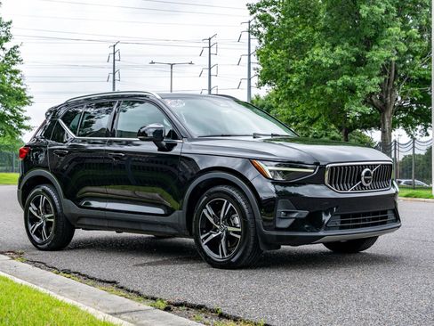 Used 2023 Volvo XC40 B5 Plus AWD/4WD image 4