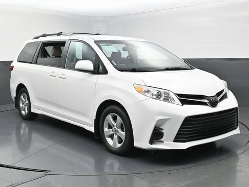 Used 2019 Toyota Sienna LE image 3