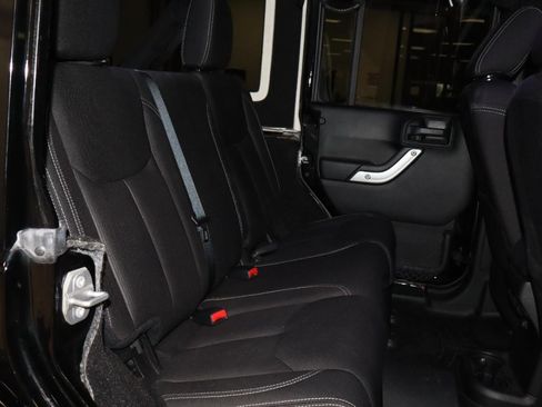 Used 2017 Jeep Wrangler Unlimited Sahara w/ Connectivity Group AWD/4WD image 26