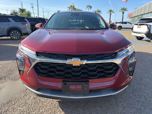 Used 2024 Chevrolet Trax LT w/ LT Convenience Package image 2