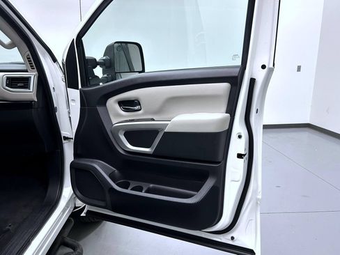 Used 2021 Nissan Titan SV w/ SV Convenience Package AWD/4WD image 16