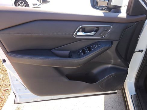 Certified 2023 Nissan Rogue Platinum image 18