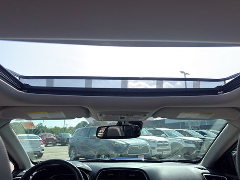 Used 2016 Nissan Maxima Platinum FWD image 28