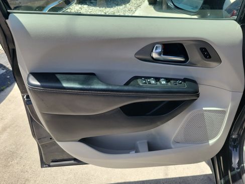Used 2022 Chrysler Pacifica Touring-L FWD image 17