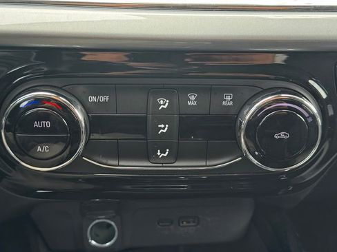 Used 2025 Chevrolet Trax LT image 33