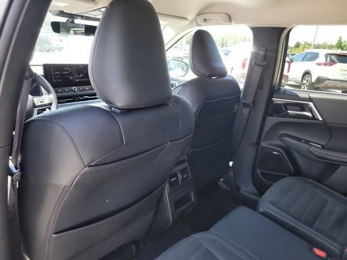 Used 2025 Mitsubishi Outlander SE FWD image 14
