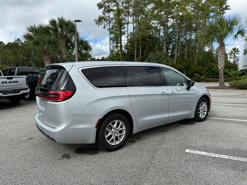 Used 2024 Chrysler Pacifica Touring-L FWD image 3