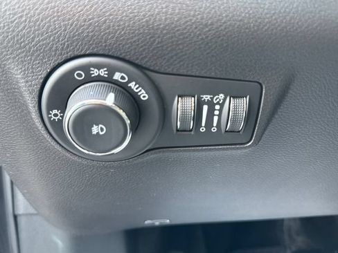 Used 2023 Jeep Compass Latitude w/ Sun and Sound Group AWD/4WD image 33