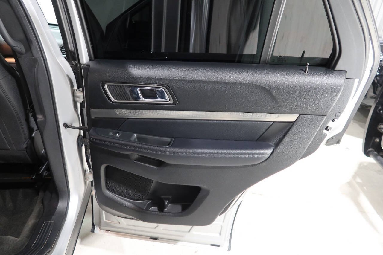 Used 2018 Ford Explorer XLT w/ Equipment Group 201A FWD image 29