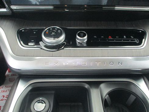 New 2026 Ford Expedition Platinum w/ Platinum Ultimate Package AWD/4WD image 10