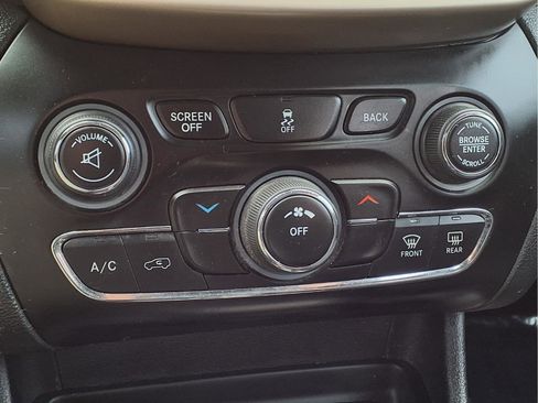 Used 2017 Jeep Cherokee Latitude image 18