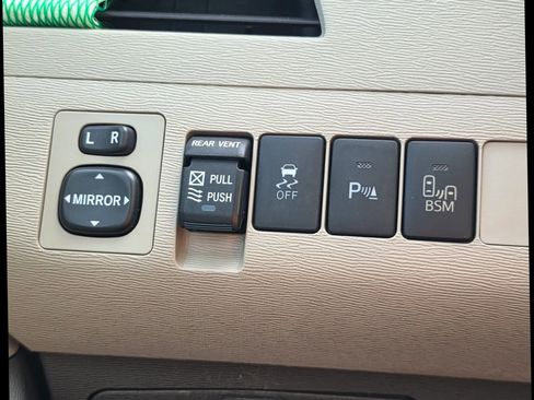 Used 2013 Toyota Sienna XLE image 28