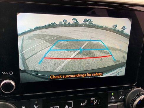 Used 2023 Toyota Highlander LE image 26