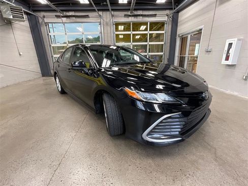 Used 2022 Toyota Camry LE FWD image 7