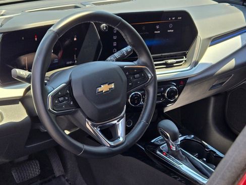 Certified 2025 Chevrolet Trax LT w/ LT Convenience Package FWD image 23