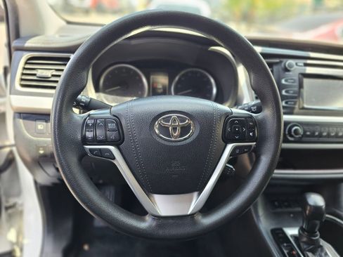 Used 2019 Toyota Highlander LE FWD image 21