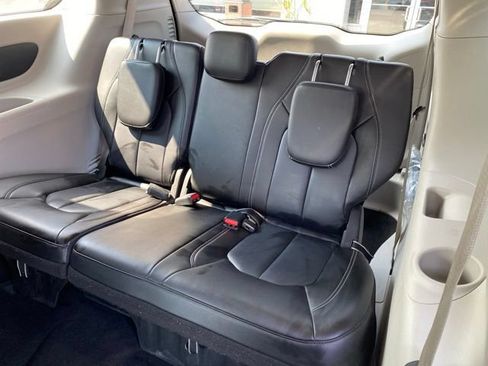 Used 2023 Chrysler Pacifica Touring-L FWD image 28