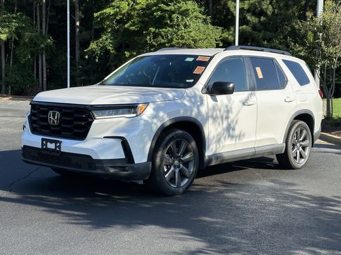Used 2025 Honda Pilot Sport image 5