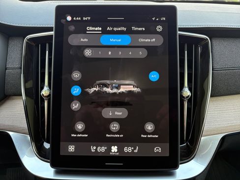 Used 2025 Volvo XC90 B5 Plus w/ Protection Package Premier image 17