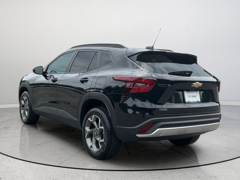 Used 2025 Chevrolet Trax LT FWD image 9